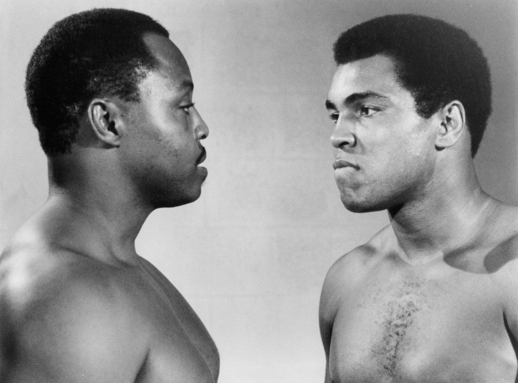 Roger E. Mosley und Muhammad Ali stehen sich in einer Szene aus dem Film gegenüber "größte" 1977. 