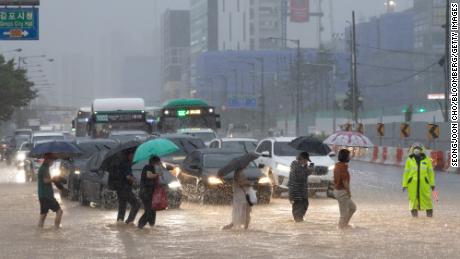 Rekordregen tötete mindestens 9 Menschen in Seoul, als Wasser Gebäude und Autos überschwemmte
