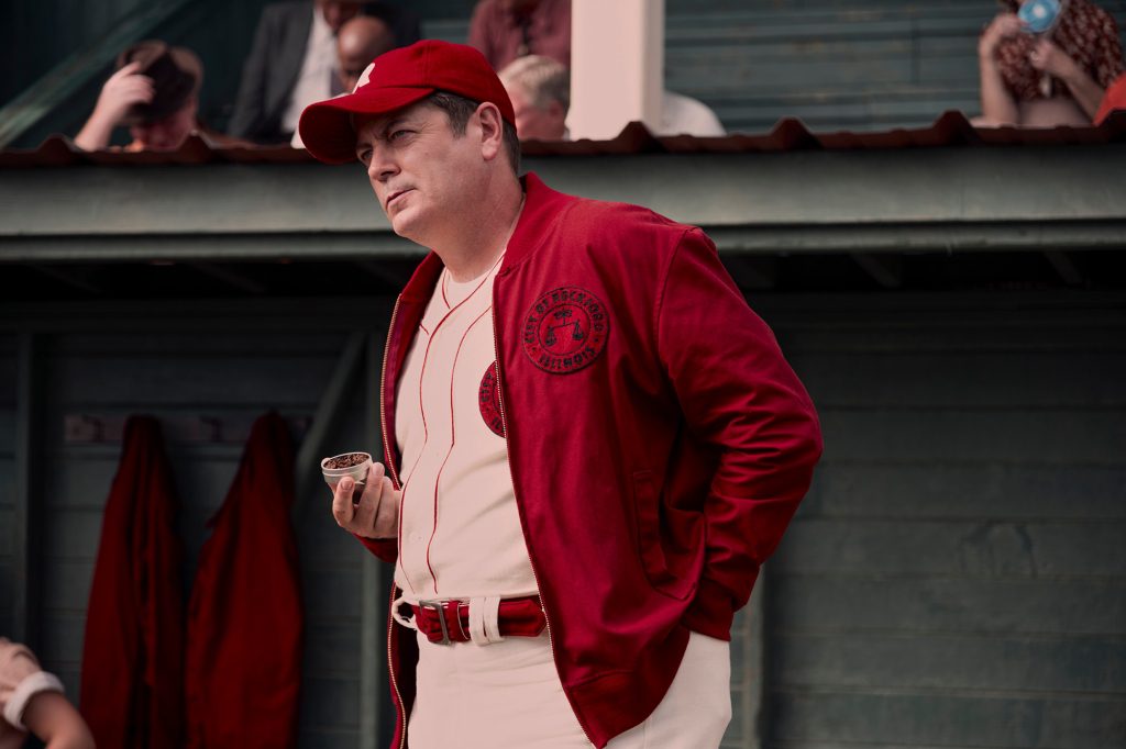 Nick Offerman in einer Baseballuniform. 