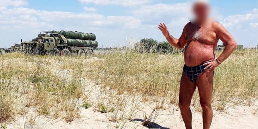 Krim-Touristen steigen aus einem russischen Luftverteidigungssystem in der Nähe von Jewpatorija aus