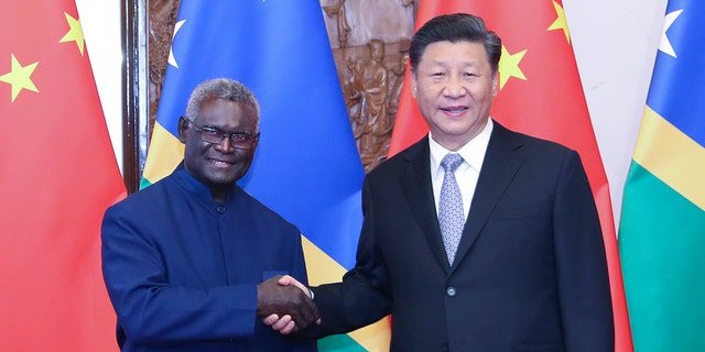 Der chinesische Staatspräsident Xi Jinping trifft sich am 9. Oktober 2019 in Peking mit dem Premierminister der Salomonen, Manasseh Sogavary.