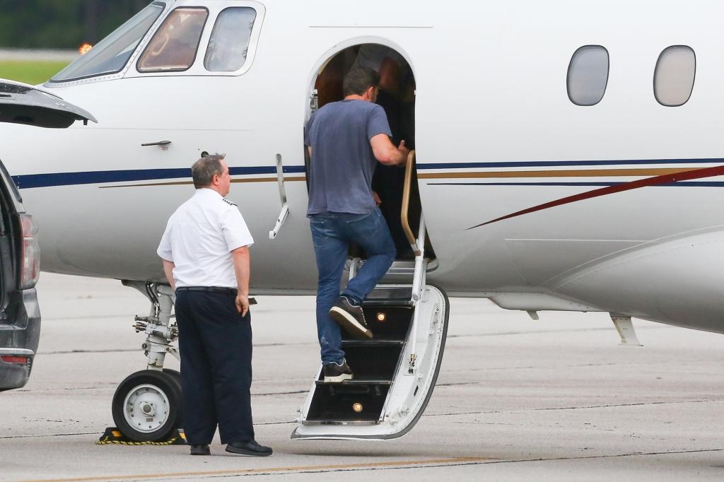 Ben Affleck bringt Kinder nach Hochzeitsfeiern an einem privaten Flughafen in Savannah ab