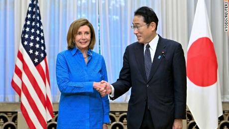 Die Sprecherin des Repräsentantenhauses, Nancy Pelosi, schüttelt dem japanischen Premierminister Fumio Kishida am 5. August 2022 in Tokio die Hand.