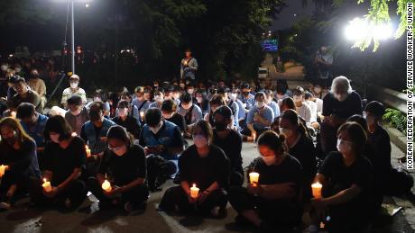 Eine kleine Menschenmenge hält am 11. August in Seoul eine Kerzenlicht-Mahnwache ab, um an den Tod einer Familie zu erinnern, nachdem ihr Haus am 8. August von einer Flut überschwemmt worden war.