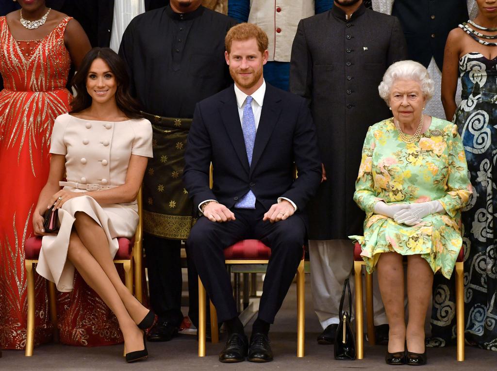 DATEIFOTO: Die britische Königin Elizabeth, Prinz Harry und Meghan, Herzogin von Sussex, posieren für ein Foto mit einigen der jungen Führer der Königin bei einem Empfang im Buckingham Palace nach der jüngsten Verleihung der Queen's Young Leaders Awards in London.