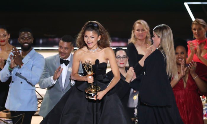 Zendaya erhält die Emmys am Montagabend auf der Bühne.