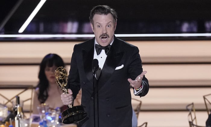 Jason Sudeikis nimmt einen Emmy für herausragenden Hauptdarsteller in einer Ted-Lasso-Komödienserie entgegen.