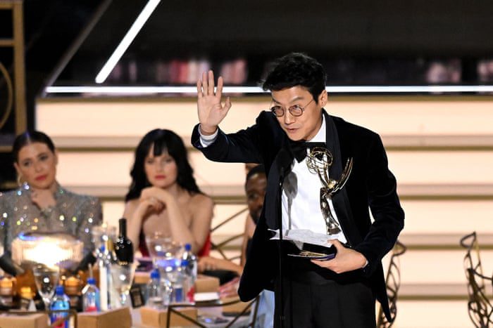 Der südkoreanische Regisseur Hwang Dong-hyuk nimmt den Preis als bester Regisseur für eine Dramaserie für sein Squid Game entgegen.