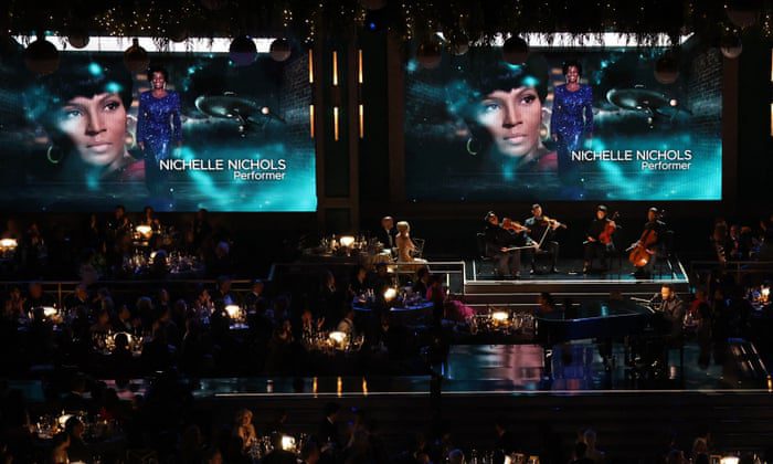 John Legend zeigt während eines Clips Bilder der verstorbenen Nichelle Nichols 