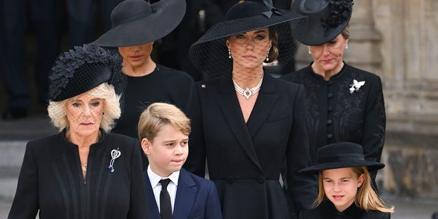 (LR) Camilla, Queen Consort, Meghan, Herzogin von Sussex, Prinz George von Wales, Catherine, Prinzessin von Wales, Prinzessin Charlotte von Wales und Sophie, Gräfin von Wessex während des Staatsbegräbnisses von Königin Elizabeth II. in der Westminster Abbey am 19. 2022 in London. 