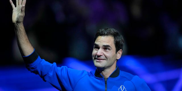 Roger Federer winkt der Menge zu, nachdem er am Freitag, den 23. September 2022, im Laver Cup-Doppelspiel in der O2 Arena in London gegen Rafael Nadal gespielt hat. Federers verlorenes Doppelspiel mit Nadal war das Ende einer großartigen Karriere.