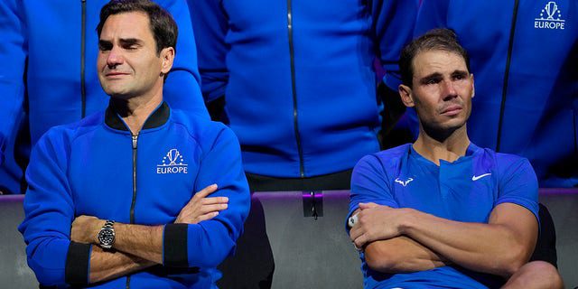 Roger Federer, links, vom Team Europe, sitzt neben Rafael Nadal nach einem Laver Cup-Doppelspiel gegen Jack Sock und Frances Tiafoe in der O2 Arena in London, Freitag, 23. September 2022. 
