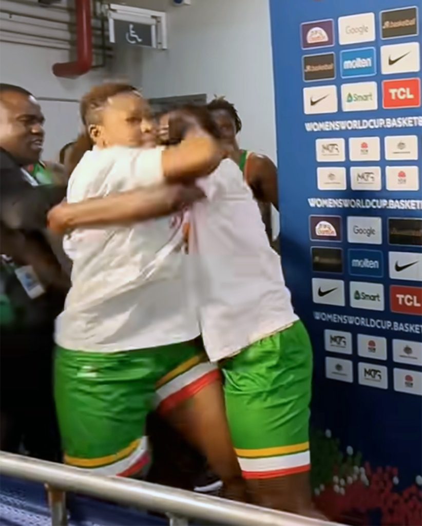 Zwei malische Spielerinnen greifen bei der Basketball-Weltmeisterschaft der Frauen in Sydney den Pressebereich an.