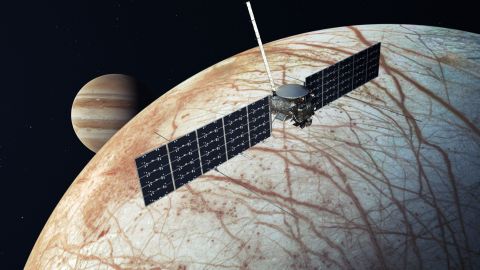 Diese Abbildung zeigt die Europa Clipper, nachdem sie den eisigen Mond erreicht hat, mit Jupiter im Hintergrund.
