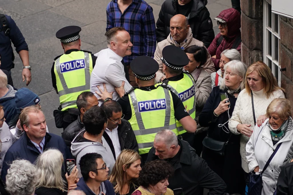 Die Polizei verhaftet Anti-Monarchie-Demonstranten bei königlichen Veranstaltungen in England, Schottland
