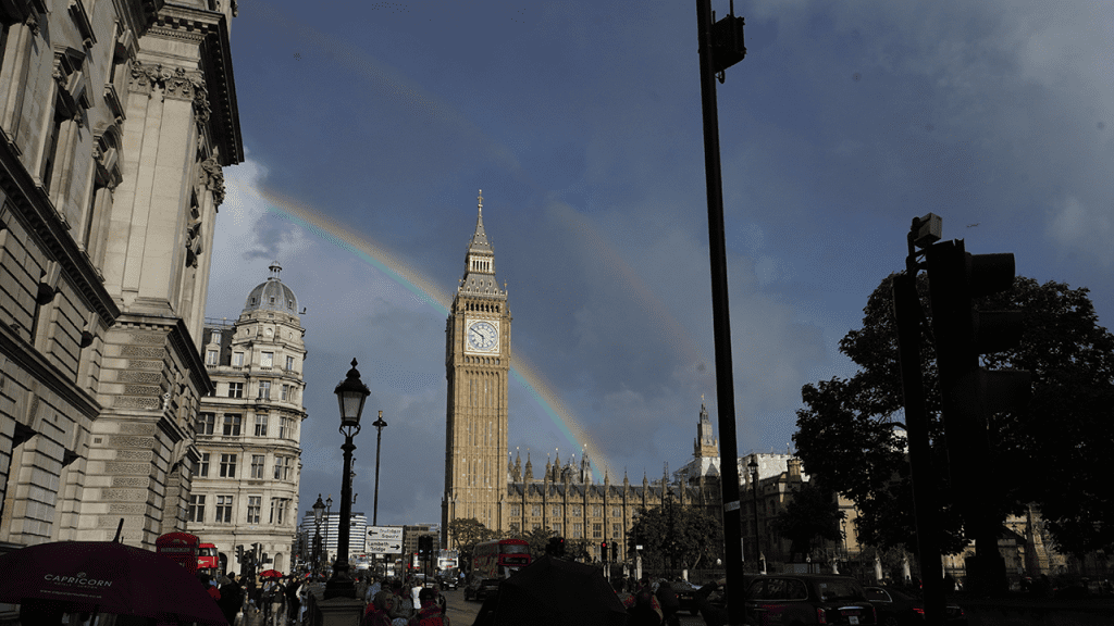 Doppelter Regenbogen über dem Buckingham Palace nach dem Tod von Queen Elizabeth II: „ein bleibendes Symbol“