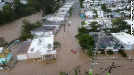 In Puerto Rico, das immer noch ohne Strom im Leerlauf ist, stehen Autos und Gebäude teilweise unter Wasser.