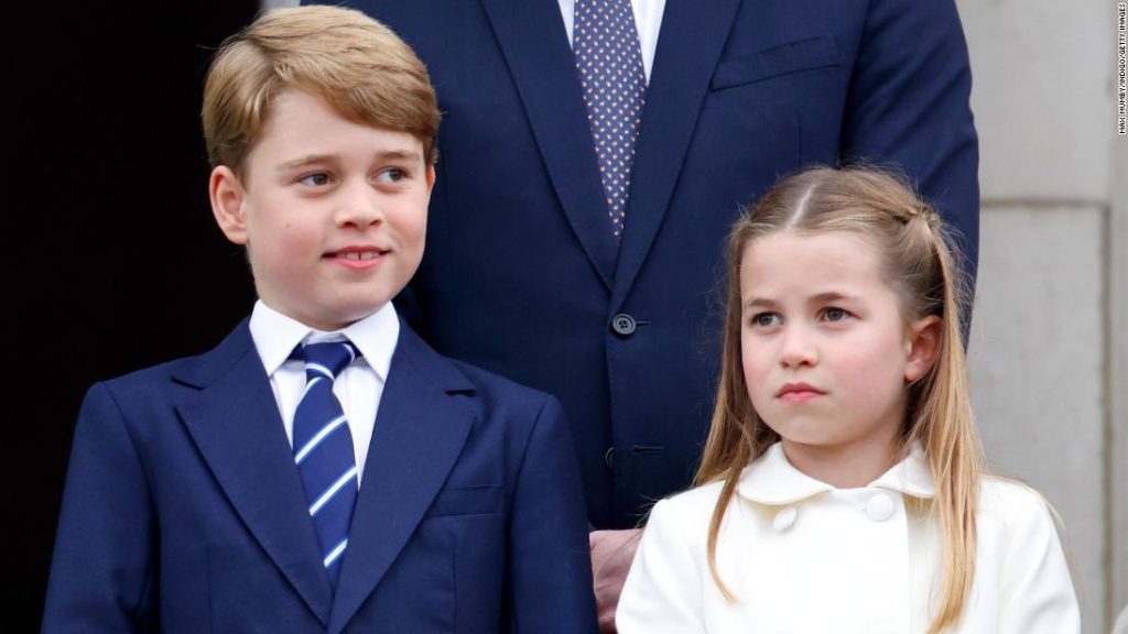 Prinz George und Prinzessin Charlotte begleiten den Trauerzug der Queen