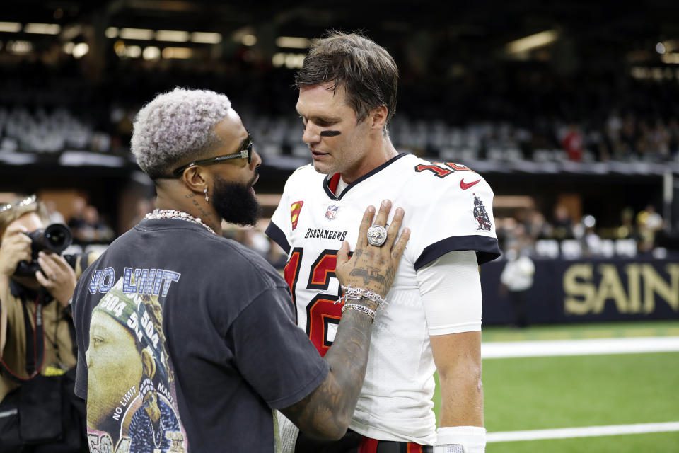 Tom Brady (12) spricht mit Odell Beckham Jr. vor dem NFL-Footballspiel gegen die New Orleans Saints, Sonntag, 18. September 2022, in New Orleans.  (AP Foto/Tyler Kaufman)