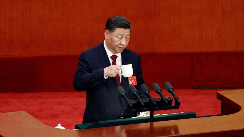 Der chinesische Präsident Xi Jinping hält eine Trophäe, als er bei der Eröffnungsfeier des 20. Nationalkongresses der Kommunistischen Partei Chinas in der Großen Halle des Volkes in Peking, China, am 16. Oktober 2022 spricht. REUTERS/Thomas Peter