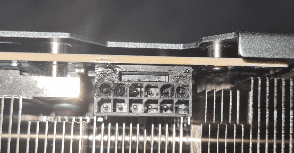 Der 16-polige NVIDIA-Anschluss an der GeForce RTX 4090-Grafikkarte brennt und schmilzt Kabel und Buchse