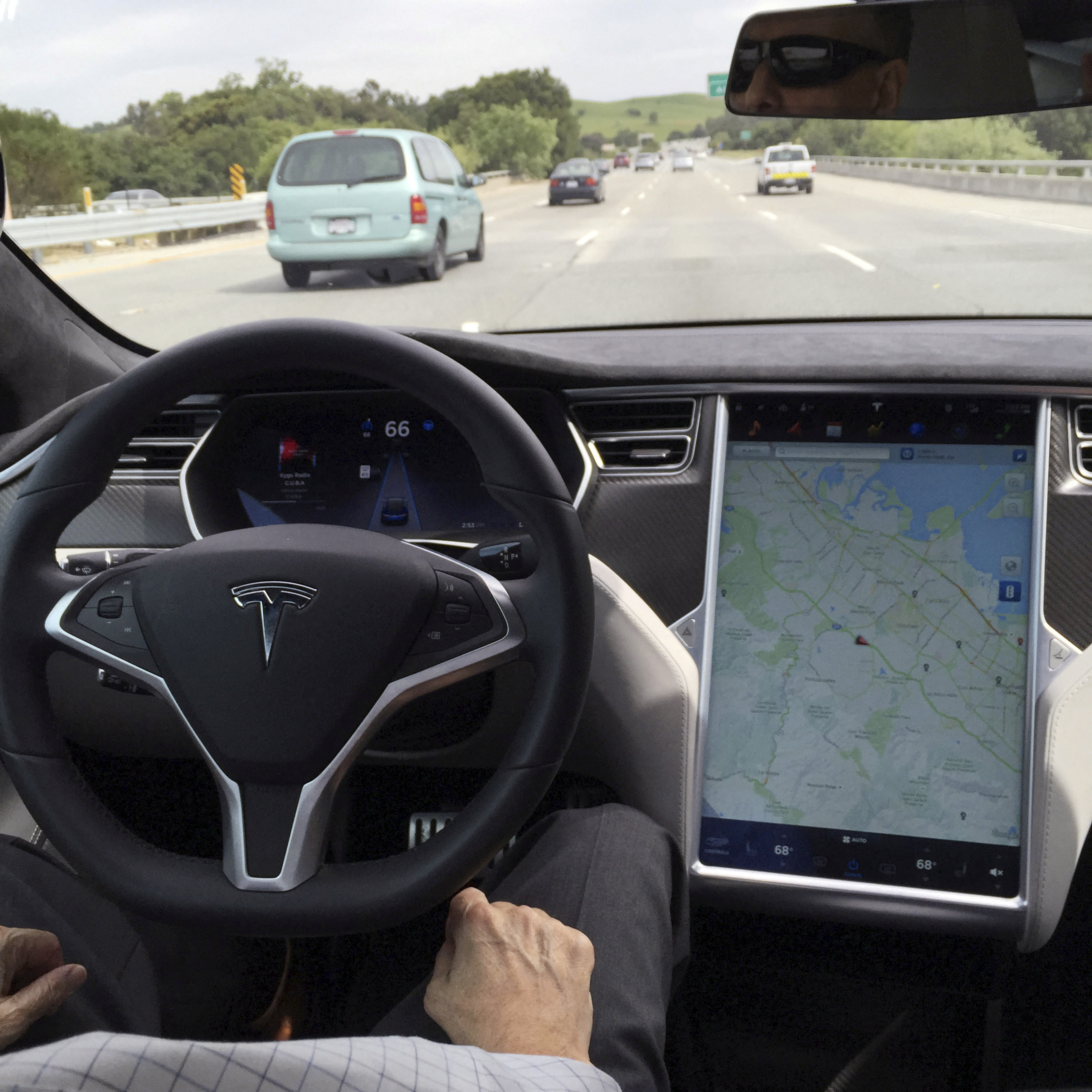 Der Innenraum eines Tesla Model S wird in San Francisco im Autopilot-Modus gezeigt