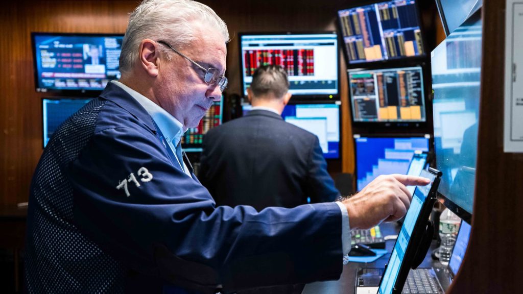 Dow Jones springt um mehr als 200 Punkte, nachdem der BIP-Bericht die Erwartungen übertroffen hat