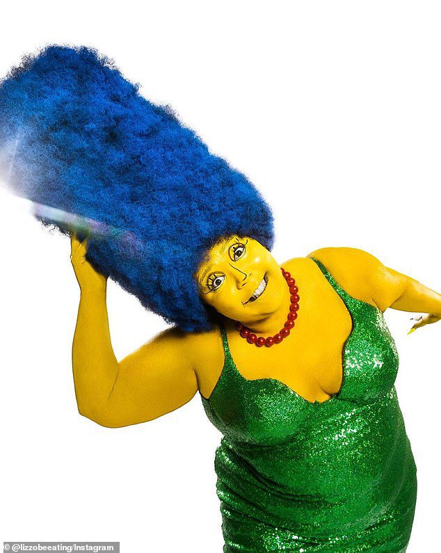 Riesige Perücke: Sie trug auch Marges langes blaues Haar, eine rote Perlenkette und rote Absätze