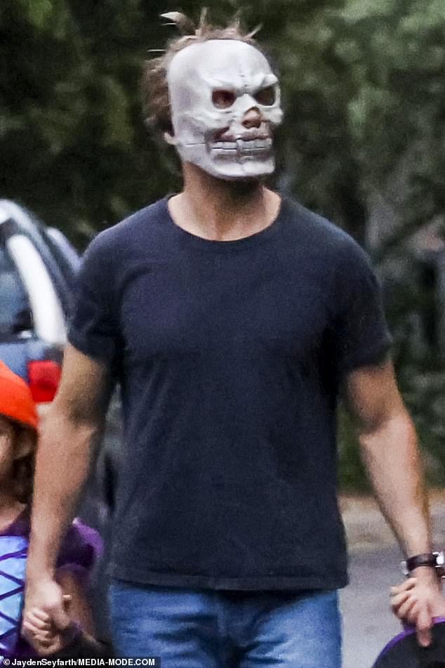 Er versteckte sein berühmtes Gesicht hinter einer grauen Monstermaske