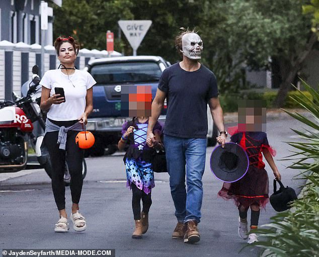 Schauspieler Crazy Stupid Love, 41, kam in Stimmung, indem er eine Monstermaske aufsetzte, während er und Eva, 48, mit ihren Kindern durch einen Strandvorort schlenderten.