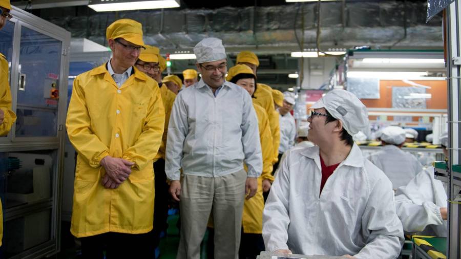 Arbeiter fliehen vor Chinas Covid-Beschränkungen in Foxconns riesiger iPhone-Fabrik