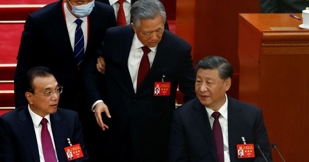 Der frühere chinesische Präsident Hu Jintao wird aus dem Parteitag eskortiert