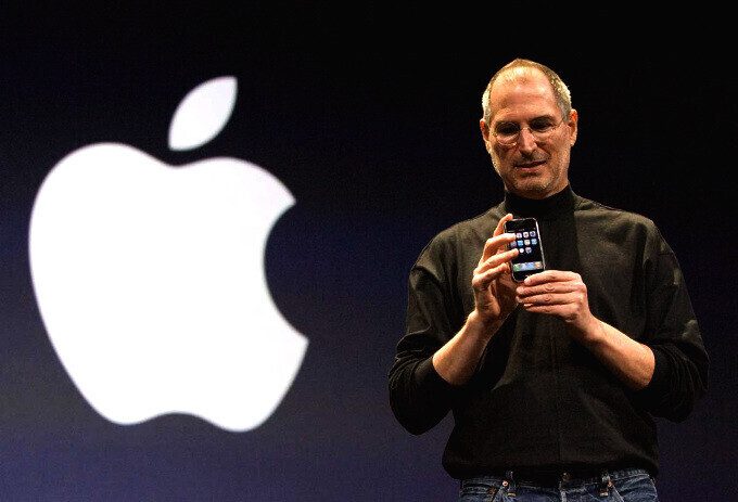 Steve Jobs, hier bei der Enthüllung des iPhones im Jahr 2007, starb heute vor 11 Jahren – heute jährt sich der Todestag von Steve Jobs zum 11. Mal
