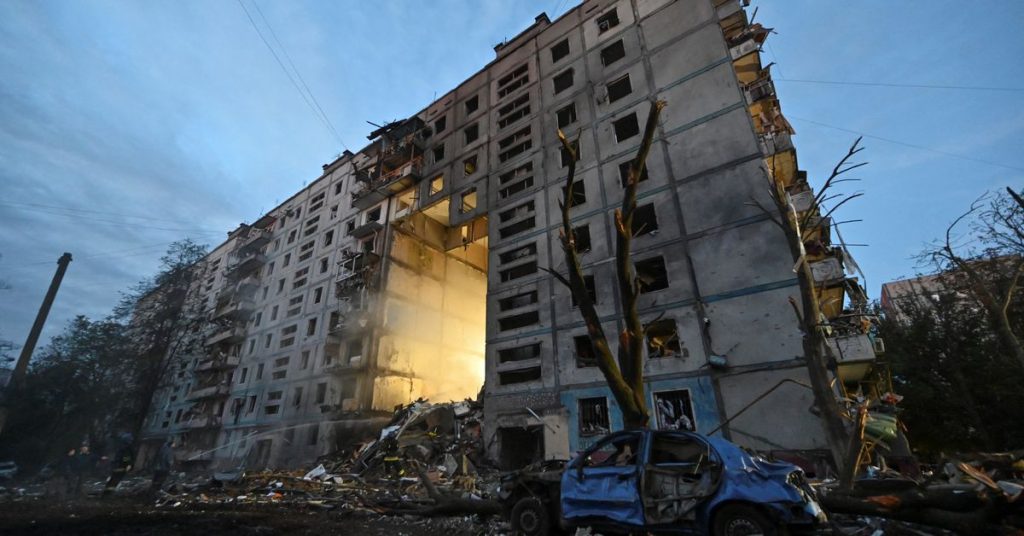 Ukrainische Beamte sagten, bei einem Raketenangriff auf die Stadt Saporischschja seien 13 Menschen getötet und Dutzende verletzt worden
