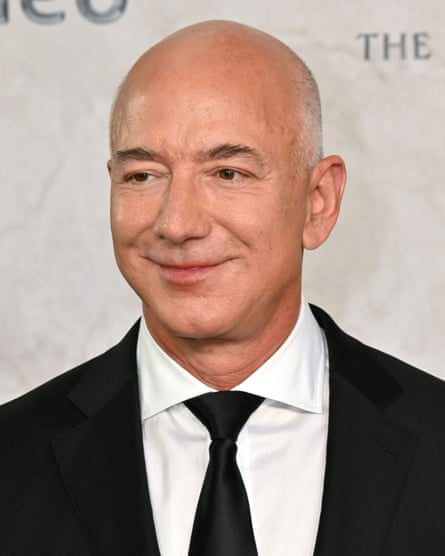 Kopf- und Schulterfoto von Jeff Bezos in schwarzem Anzug und Krawatte