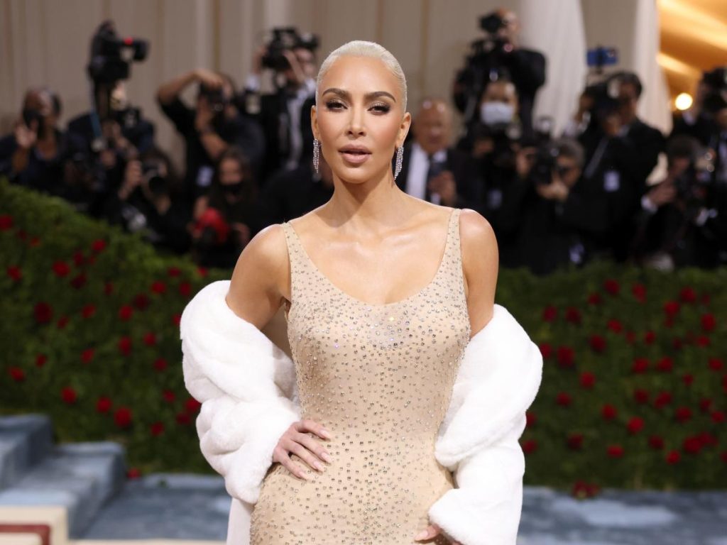 Kim Kardashian sagt, Ripley habe Marilyn Monroes Kleid von ihr zurückbekommen, nachdem es bei ihrer ersten Anprobe nicht zu ihren Hüften gepasst hatte