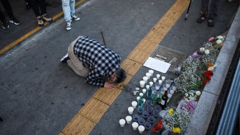 Ein Trauernder erinnert am 30. Oktober in der Nähe des Schauplatzes der Massenpanik in Seoul vorübergehend daran.