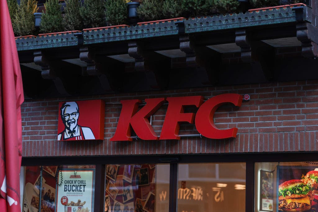 Kristallhuhn: KFC Deutschland entschuldigt sich für „inakzeptable“ Werbung im Zusammenhang mit dem Massaker-Denkmal