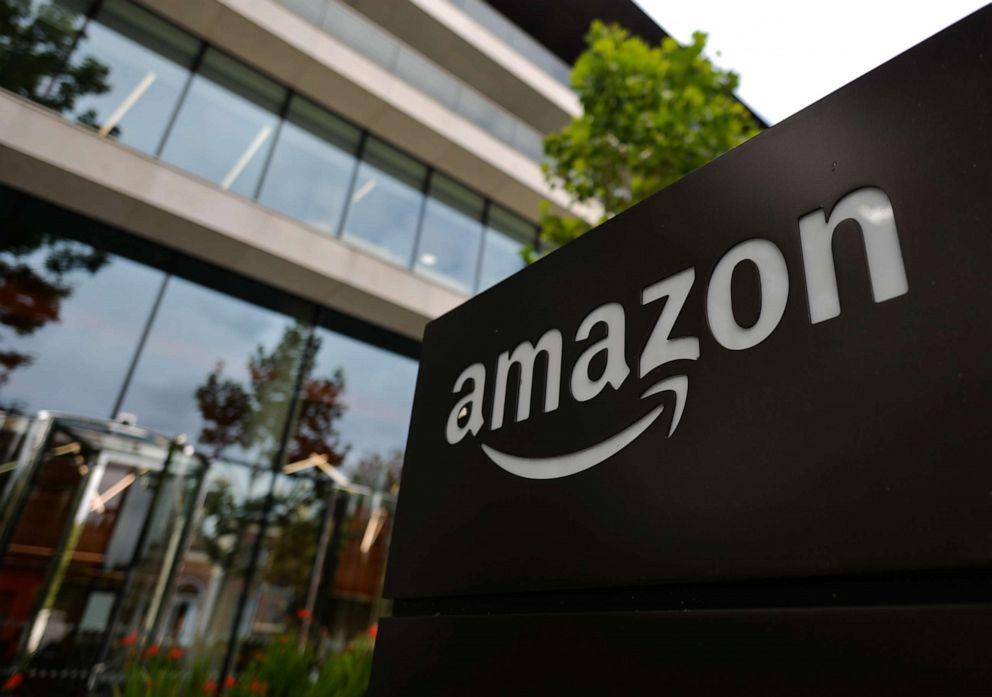 Foto: Das Amazon-Logo erscheint am Eingang des Shannon-Gebäudes von Amazon in Dublin.