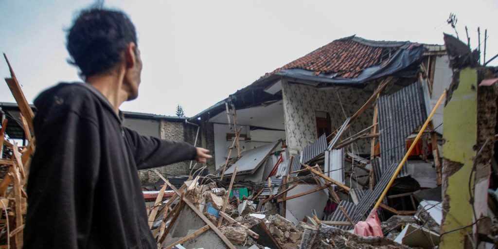 Erdbeben in Indonesien tötet mindestens 162 Menschen und beschädigt Tausende von Häusern auf Java