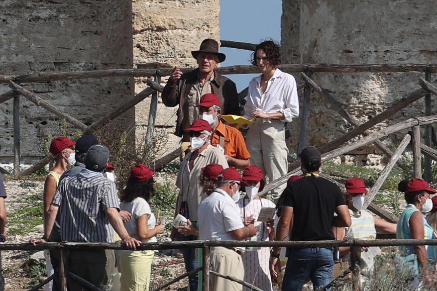 Harrison Ford und Phoebe Waller-Bridge während der Dreharbeiten zu Indiana Jones 5 in Sizilien, am 19. Oktober 2021 im Tempel von Segesta, Sizilien, Italien.