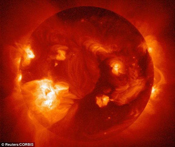 Dieses Bild zeigt die koronalen Löcher der Sonne in Röntgenform.  Die äußere Sonnenatmosphäre, die Korona, besteht aus starken Magnetfeldern, die im geschlossenen Zustand dazu führen können, dass Gasblasen und Magnetfelder plötzlich und heftig ausgestoßen werden, was als koronaler Massenauswurf bezeichnet wird.