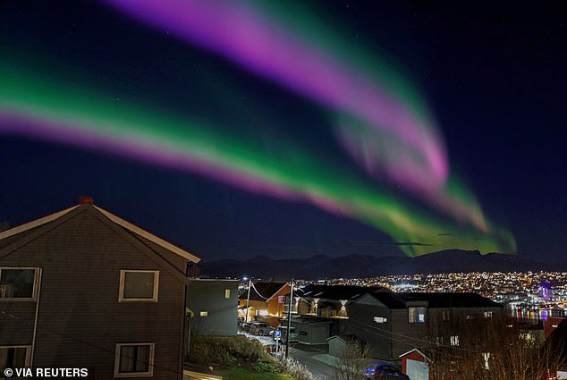 Die Aurora Borealis – eine Darstellung des natürlichen Lichts am Himmel der Erde – kann auch im Norden des Vereinigten Königreichs sichtbar sein.  Abgebildet ist die Aurora Borealis, auch bekannt als Nordlichter, wie sie am 2. November 2022 am Himmel über Tromsø, Norwegen, zu sehen ist