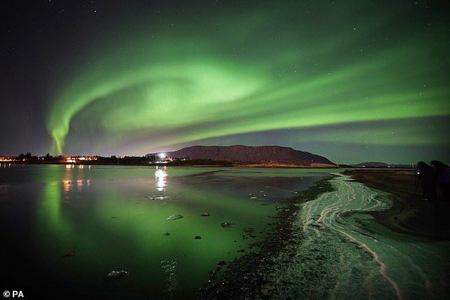 Aurora borealis über dem Berg Ingolfsfjall in der Nähe von Selfoss an Islands Südküste, 28. November 2022