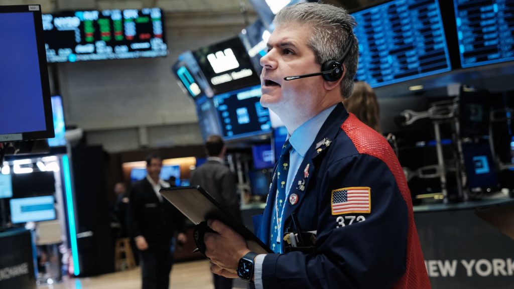 Aktien-Futures fallen, während die Wall Street auf Zwischenergebnisse wartet