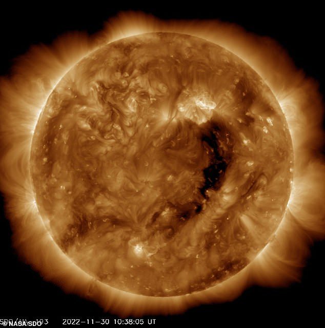 Koronale Löcher erscheinen als dunkle Flecken in ultravioletten Bildern der Sonne.  Abgebildet ist die heutige Sonne mit einem Sonnenloch in Äquatornähe