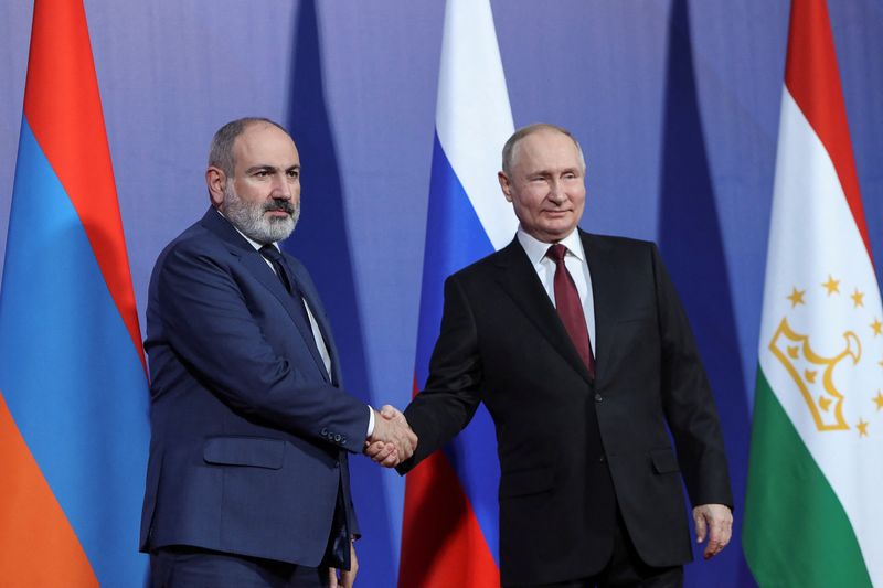 Der armenische Führer, der Putin beherbergt, beklagt die mangelnde Hilfe der von Russland geführten Koalition