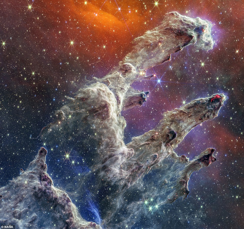 Schön: Vor fast 30 Jahren versetzten die Säulen der Schöpfung die Astronomiewelt in Erstaunen, als sie vom berühmten Hubble-Weltraumteleskop der NASA eingefangen wurden.  Jetzt kann eine neue Generation einen neuen Blick auf das eindringliche Spektakel genießen, nachdem das James-Webb-Weltraumteleskop der US-Raumfahrtbehörde im Wert von 10 Milliarden US-Dollar (7,4 Milliarden Pfund) dieselben fingerartigen Ranken aus Gas und Staub abgebildet hat (im Bild).