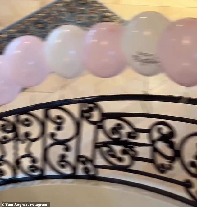 Witziger: Der Hot Seat-Star befolgte seinen eigenen Rat und band rosa und weiße Luftballons über dem Geländer der großen Treppe des Herrenhauses.  „Du wirst nie genug Ballons haben“, sagte Asgari.  'je mehr desto besser'