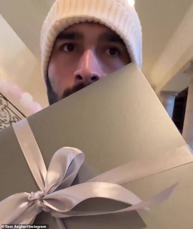 Kein gewöhnlicher Mann: „Jeder kann nur ein Geschenk kaufen“, erklärt Sam und gestikuliert mit einer prächtigen Geschenkbox, als er in die Villa zurückkehrt.  
